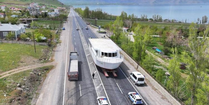 110 tonluk tekne 8 saatte kara yolundan Van Gölü'ne ulaştırıldı