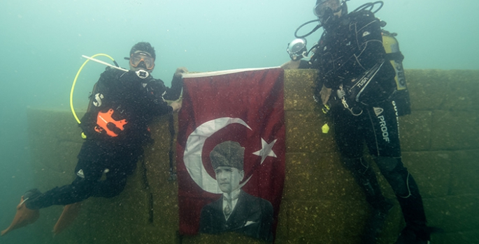 29 Ekim Cumhuriyet Bayramı Van Gölü'nün derinliklerinde kutlandı