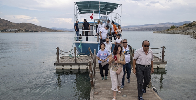 Ada görünümlü tarihi Pertek Kalesi'nin cazibesi tekne turlarıyla artıyor