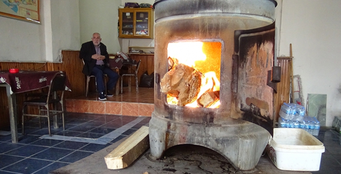 Adana'nın sıcağından kaçıp Kars'ta soba başında ısındı