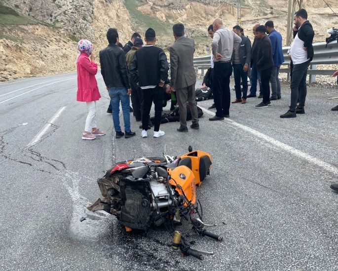 Adilcevaz'da bariyerlere çarpan 2 motosikletin sürücüleri yaralandı