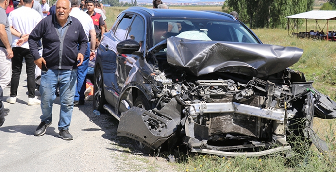 Ağrı'da 2 otomobilin çarpıştığı kazada 13 kişi yaralandı