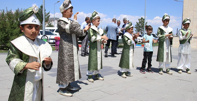 Ağrı'da başsavcılıkça sünnet ettirilen hükümlü çocukları etkinliklerle eğlendi