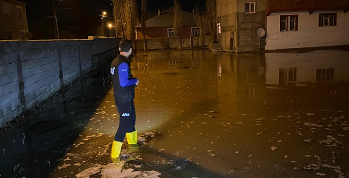 Ağrı'da eriyen kar suları ev ve ahırlara girdi