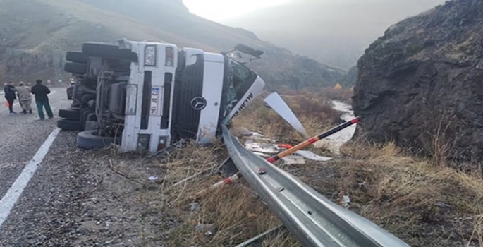  Ağrı'da feci kaza! Tır devrildi, sürücüsü hayatını kaybetti