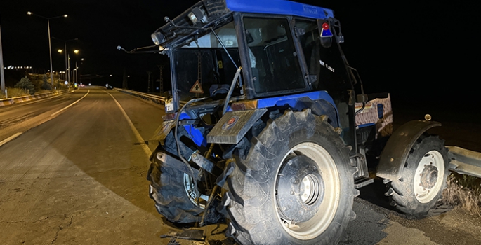 Ağrı'da otomobil ile traktör çarpıştı 7 kişi yaralandı