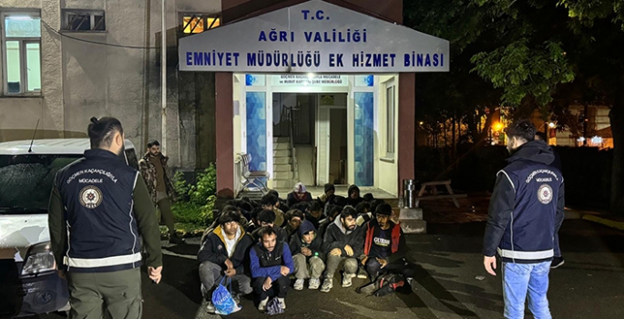 Ağrı'da tırın dorsesinde 32 düzensiz göçmen yakalandı