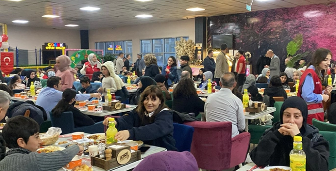 Ağrı'da yetim çocuklar ve aileleri iftarda bir araya geldi