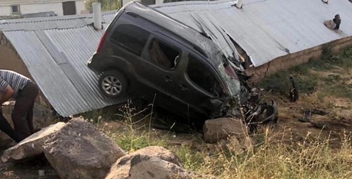 Ağrı'nın Patnos ilçesinde meydana gelen trafik kazasında, hafif ticari araç şarampole devrildi