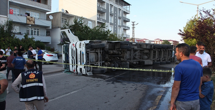 Ahlat’ta devrilen tırın sürücüsü yaralandı