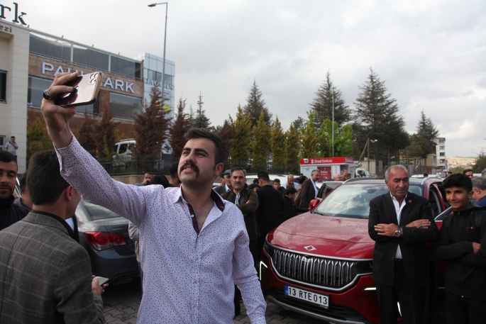 Ahlat’ta tanıtılan Togg’a vatandaşlar ilgi gösterdi