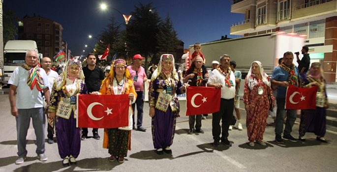 Ahlat’ta Türk bayrağı ve meşalelerle fener alayı düzenlendi