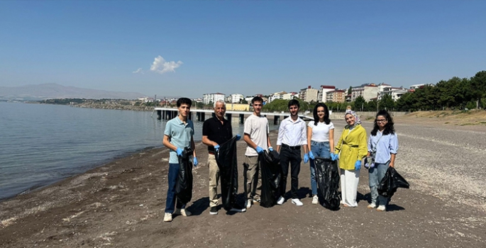 Ahlat’ta Van Gölü sahilindeki çöpler temizlendi