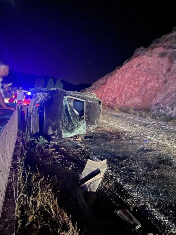 Kaza sonrası yaralı halde otomobilinden inen kişiye başka bir araç çarptı