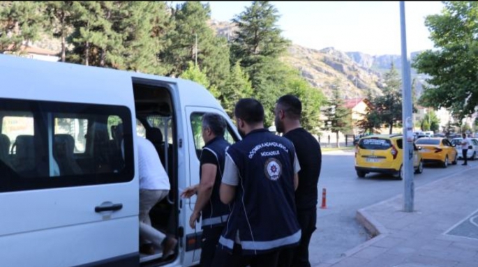 Amasya'da araçlarda 15 düzensiz göçmen yakalandı