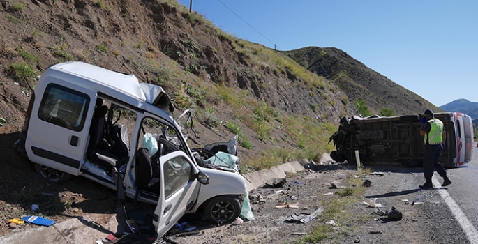 Ambulans ile hafif ticari aracın çarpışması sonucu 4 kişi öldü