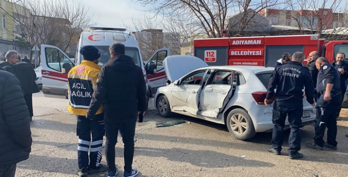 Ambulans ile otomobilin çarpıştığı kazada 2 kişi yaralandı