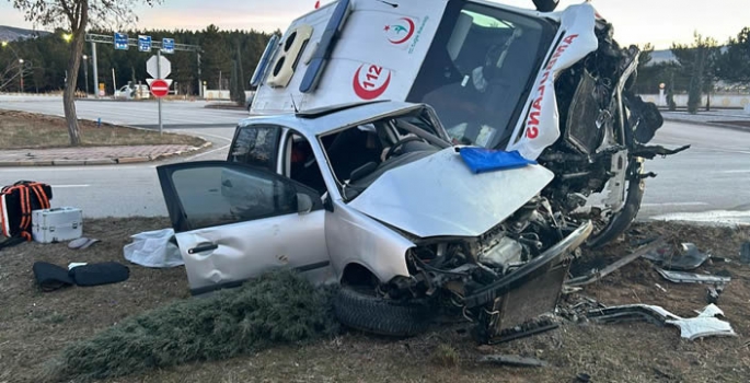 Ambulans ile otomobilin çarpıştığı kazada 3 kişi yaralandı