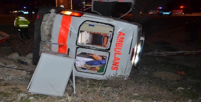 Ambulans ile otomobilin çarpıştığı kazada 5 kişi yaralandı