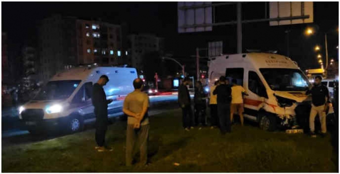 Ambulansla otomobil çarpıştı