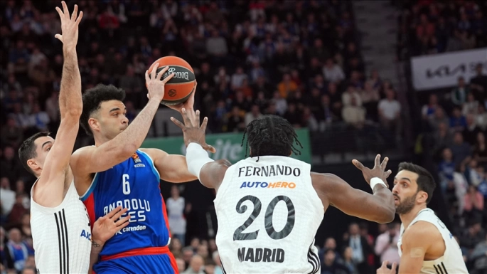 Anadolu Efes, Real Madrid'i 79-73 mağlup etti