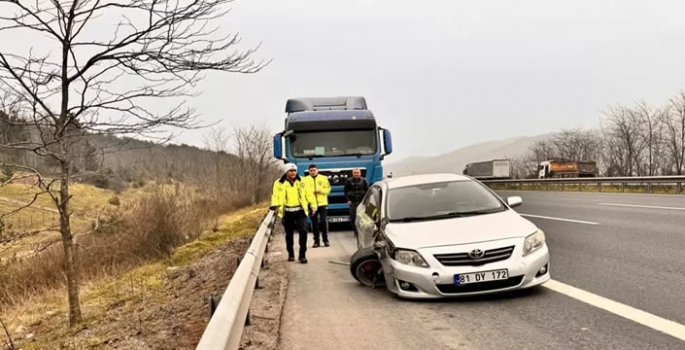 Anadolu Otoyolu'nda tankere çarpan otomobildeki 3 kişi yaralandı