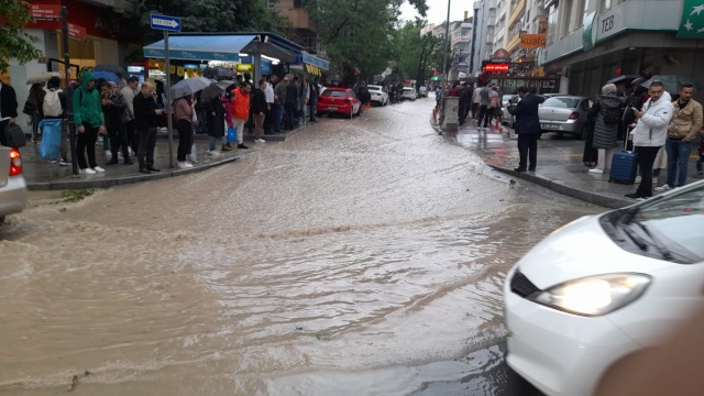 Ankara'da cadde ve sokaklar göle döndü