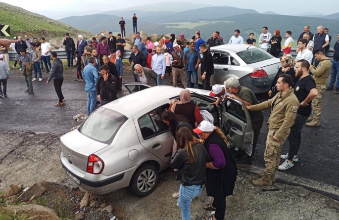 Ardahan'da iki otomobil çarpıştı, 12 kişi yaralandı