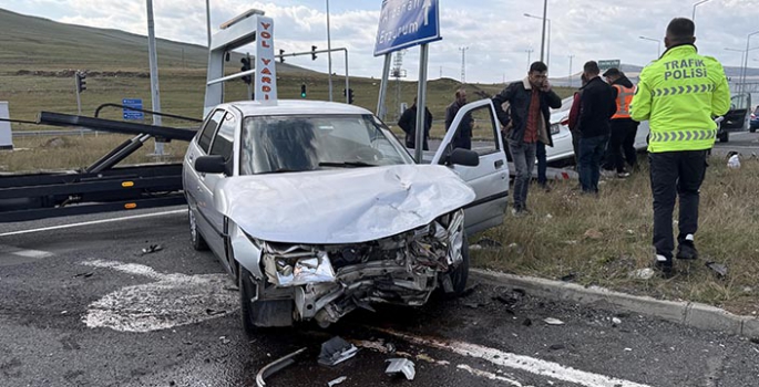 Ardahan'da iki otomobil çarpıştı, 4 kişi yaralandı