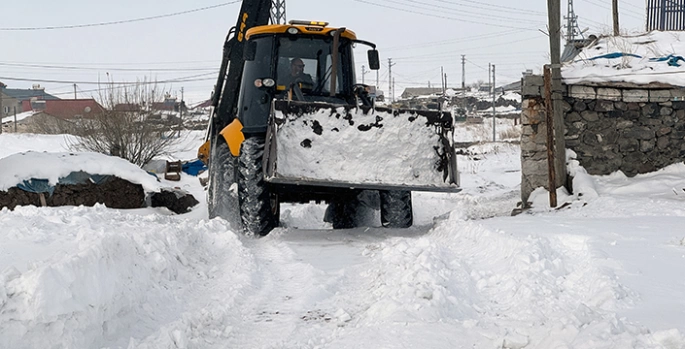 Ardahan'da kar nedeniyle kapanan köy yollarının açılmasına başlandı