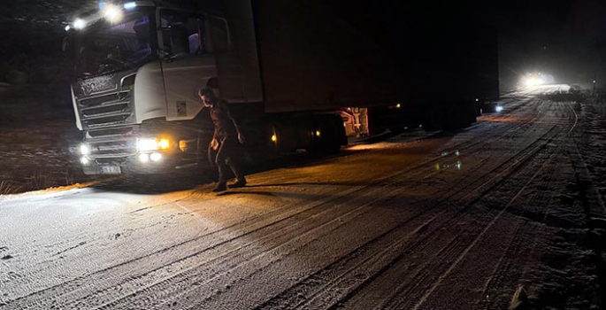 Ardahan'da kar ve buzlanma nedeniyle tırlar yolda kaldı