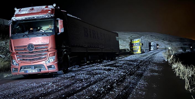 Ardahan'da kar ve buzlanma nedeniyle tırlar yolda kaldı