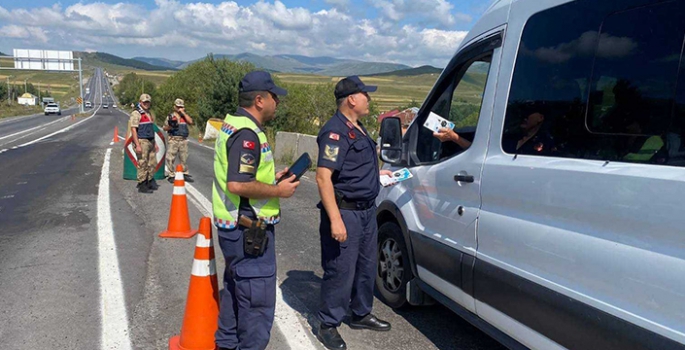 Ardahan'da otobüs kazalarına dikkati çekmek amacıyla trafik denetimi yapıldı