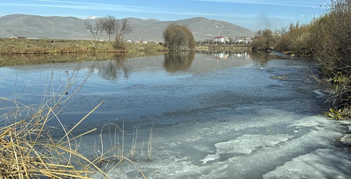 Ardahan'da soğuk hava nedeniyle Kura Nehri'nin yüzeyi buz tuttu