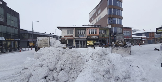 Ardahan Göle'de kar kütleleri ilçe dışına taşınıyor