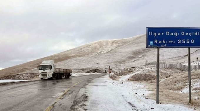 Ardahan'ın yüksek kesimlerine kar yağdı