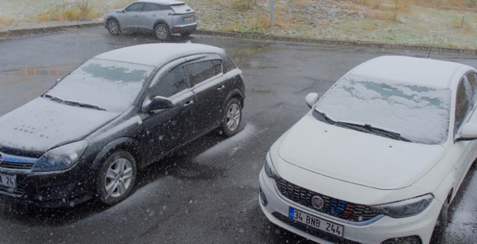 Ardahan kent merkezine mevsimin ilk karı yağdı