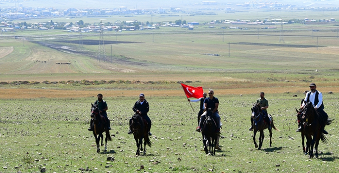 Ardahan Valisi atla çıktığı tarihi tabyada inceleme yaptı