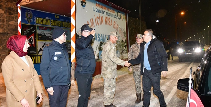 Ardahan Valisi Çiçek, güvenlik güçlerinin ve sağlık personelinin yeni yılını kutladı