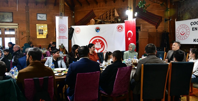 Ardahan Valisi Hayrettin Çiçek, koruyucu ailelerle iftarda buluştu