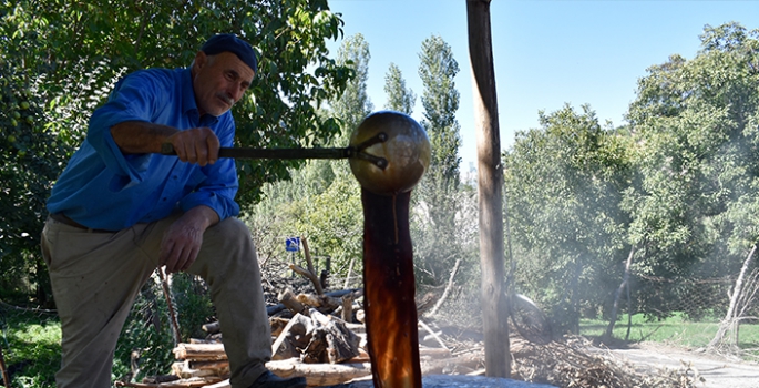 Asırlardır geleneksel yöntemlerle üzüm pekmezi yapıyorlar