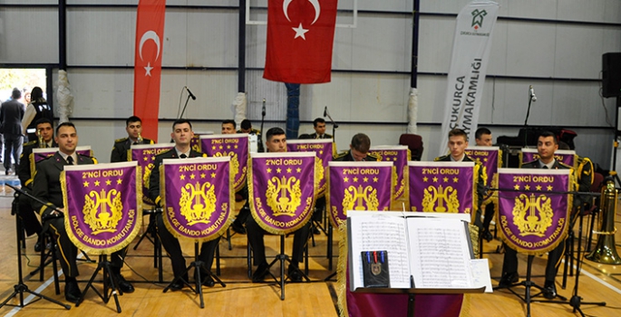 Askeri bando takımı Çukurca'da konser verdi