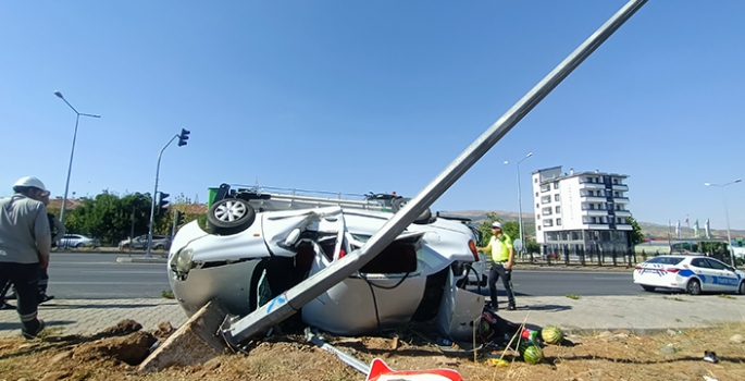 Aydınlatma direğine çarpan otomobildeki 4 kişi yaralandı