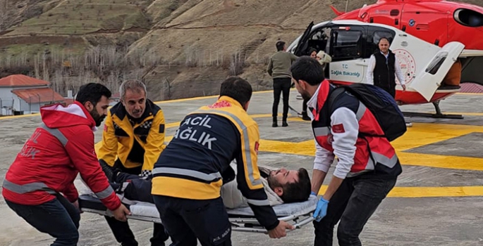 Bahçesaray'da rahatsızlanan kişi ambulans helikopterle Van'a nakledildi