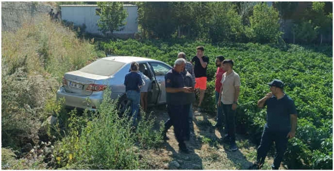 Bahçeye devrilen otomobildeki 3 kişi yaralandı