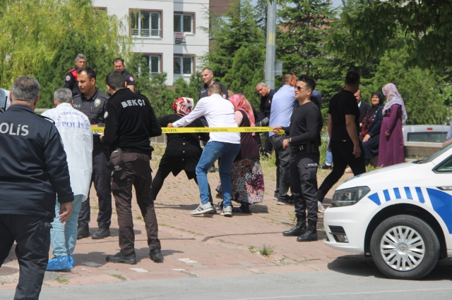 Balkondan düşen çocuğunu kurtarmaya çalışan anne ve 2 çocuğu hayatını kaybetti