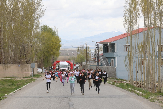 Başkale'de okullar arası kros yarışması düzenlendi