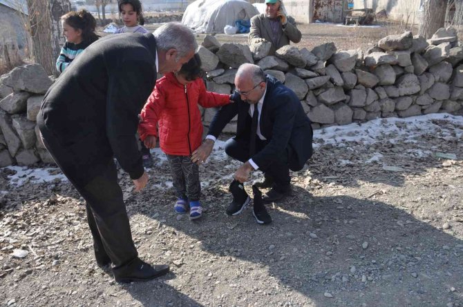 Başkan Turan'dan çocuklara karne hediyesi; mont ve bot