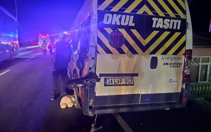 Bayram için Memlekete giden minibüs, TIR’la çarpıştı: 3 ölü, 16 yaralı