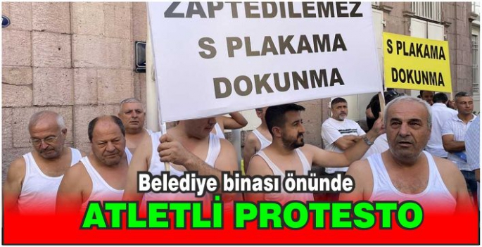 Belediye binası önünde atletli plaka protestosu